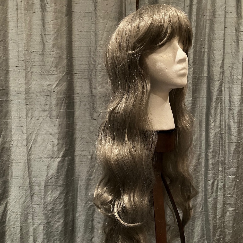 LONG GRAY WAVY WIG WITH BANGS